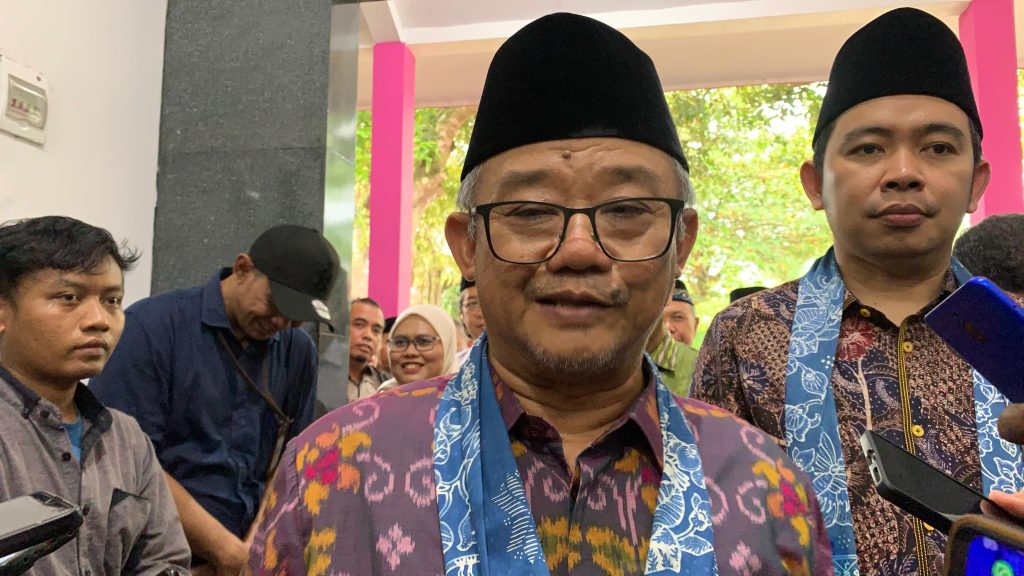 Resmikan 132 Satuan Pendidikan di Jember, Mendikdasmen Abdul Mu’ti, Targetkan 71 Ribu Sekolah Direvitalisasi hingga 2029 Mendikdasmen Abdul Mu'ti saat lakukan wawancara seusai acara Peresmian .foto Edi Mulyono