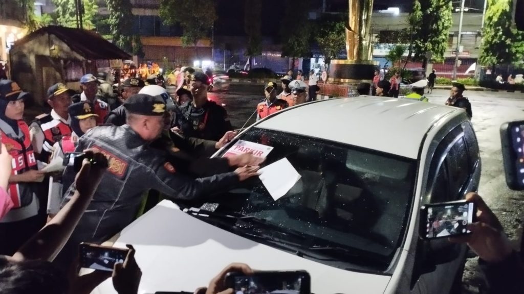 Parkir Liar di Jember Disikat, Denda Rp500 Ribu Petugas gabungan saat lakukan penempelan stiker peringatan bagi kendaraan yang diparkir sembarangan.foto Edi Mulyono