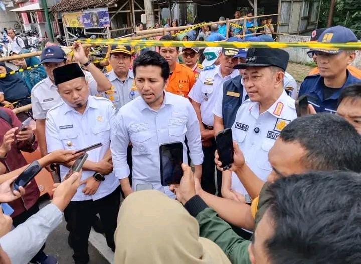 Jembatan Sentong Ambrol, Segera Dibangun Ulang Wakil Gubernur Jatim Emil Elestianto Dardak Didampingi Bupati dan Forkopimda Bondowoso Saat Meninjau Jembatan Ambrol di Nangkaan, Bondowoso, Rabu (25/2/2026) (Doni/GOnews.id)