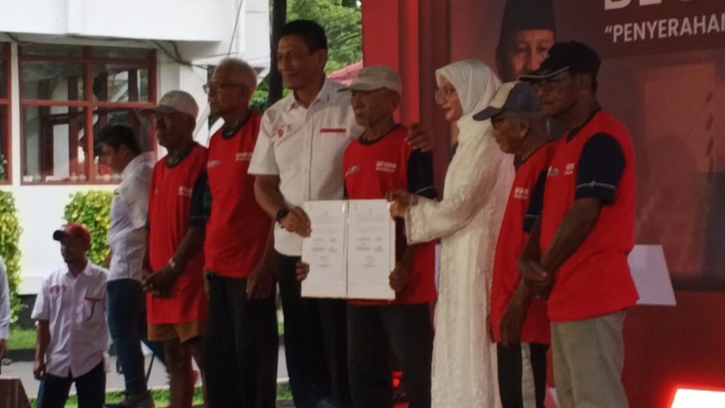 Pemkot Kediri Bagikan 200 Becak Listrik Wali Kota Vinanda Prameswati saat penyerahan bantuan 200 becak listrik dari Presiden Prabowo Subianto kepada Abang becak usai lanjut.