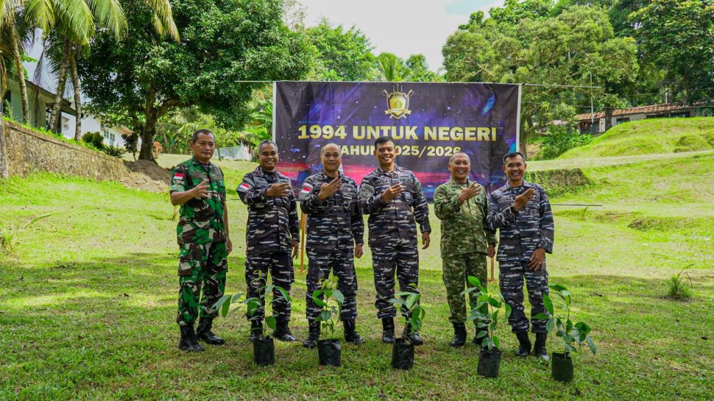 Komandan Kodaeral lX Saksikan Aksi Penghijauan 1994 Untuk Negeri Alumni Akabri 1994 Aksi Penghijauan Alumni Akabri 1994 di Ambon