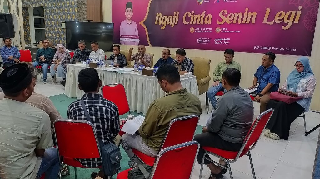Diduga Langgar Sempadan Sungai, Warga Desak Pemkab Jember Bertindak Tegas Satgas Infrastruktur Dan tata ruang Kabupaten Jember Saat audensi dengan warga terdampak banjir.foto edi Mulyono