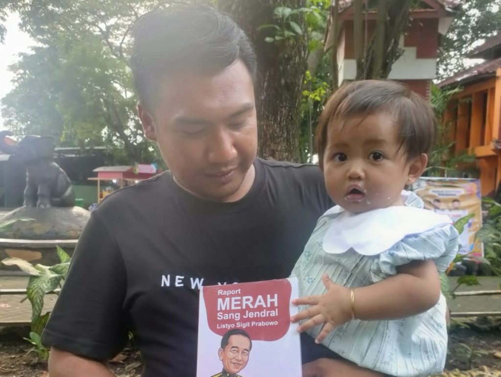 Bedah Buku ‘Rapot Merah’ Kapolri Digelar di KBS Salah seorang pengunjung acara Bedah Buku di Kebun Binatang Surabaya, Senin (16/2/2026).