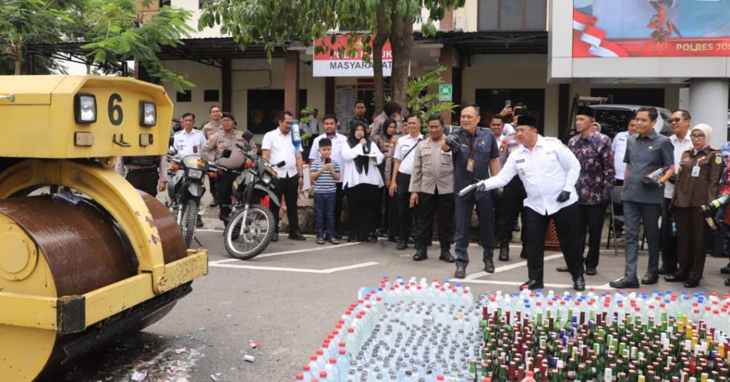 Bupati Jombang Warsubi saat memimpin pemusnahan ribuan botol miras hasil operasi cipta kondisi di Lapangan Polres Jombang