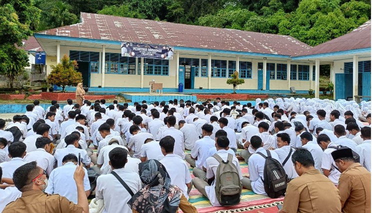 Ramadan, Penguat Karakter Siswa SMKN 1 Tilatang Kamang Kepala SMKN 1 Tilatang Kamang, Salim Ahmad, S.Pd., menyampaikan pesan Ramadan 1447 Hijriah sekaligus membuka kegiatan Pesantren Ramadan sebagai bagian dari penguatan karakter dan etos kerja peserta didik, Selasa (24/2/2026). (Fhoto:Dioni/Gonews.id)