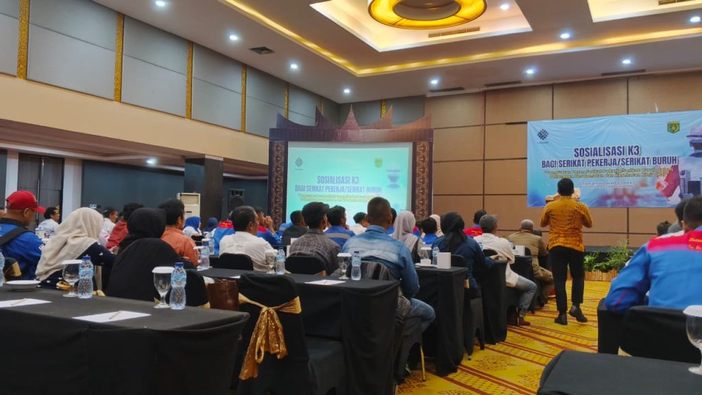 KSPSI Sumbar dan Kemenaker Perkuat Budaya K3 Suasana Peserta sosialisasi K3 bagi serikat pekerja dan serikat buruh tampak serius mengikuti materi di Aula Hotel Truntum, Padang, Kamis (12/2/2026) (Foto: Saipen/GOnews.id)