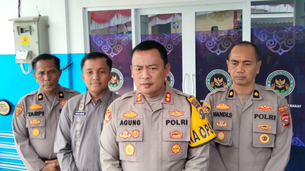 Polres Pasbar Resmikan Dapur Gizi SPPG Kapolres Pasaman Barat, AKBP Agung Tribawanto, S.I.K., saat diwawancarai didampingi pejabat utama Polres Pasbar dan Ketua SPPG Polres Pasbar, Hifzi. (Foto: Saipen/GOnews.id)