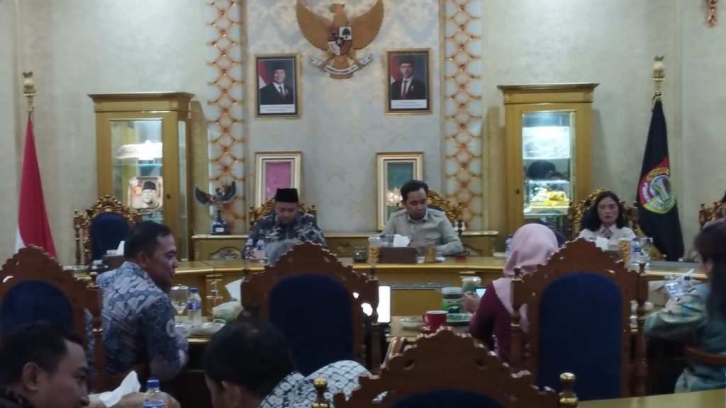 Bupati Jember Terima Direktur PIP dan 5 Direktur BLU Kemenkeu, Bahas Kredit Produktif dan Dorong Ekonomi Daerah Bupati Jember saat lakukan rapat bersama para Direktur Kemenkeu.foto Edi Mulyono