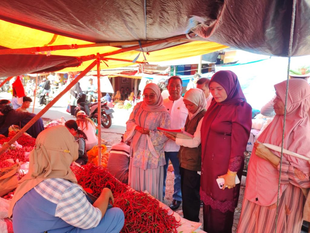 Satgas Saber Pangan Pasbar Pantau Harga Tim Satgas Saber Pangan Pasaman Barat saat meninjau harga dan ketersediaan bahan pokok di Pasar Simpang Tiga, Kecamatan Luhak Nan Duo. (Foto: Diskominfo Pasbar/Saipen/GOnews.id)