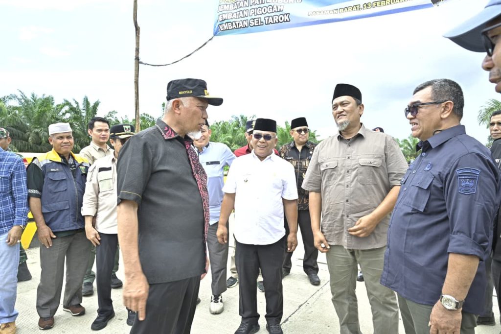 Tiga Jembatan Baru Perkuat Akses Teluk Tapang Gubernur Sumbar Mahyeldi Ansharullah bersama Bupati Pasbar Yulianto, Wakil Bupati M. Ihpan, dan jajaran OPD saat meresmikan Jembatan Pati Bubur 6, Jembatan Pigogah, dan Jembatan Sei Tarok di ruas jalan Bunga Tanjung–Teluk Tapang (Foto: Diskominfo Pasbar/Saipen/GOnews.id)