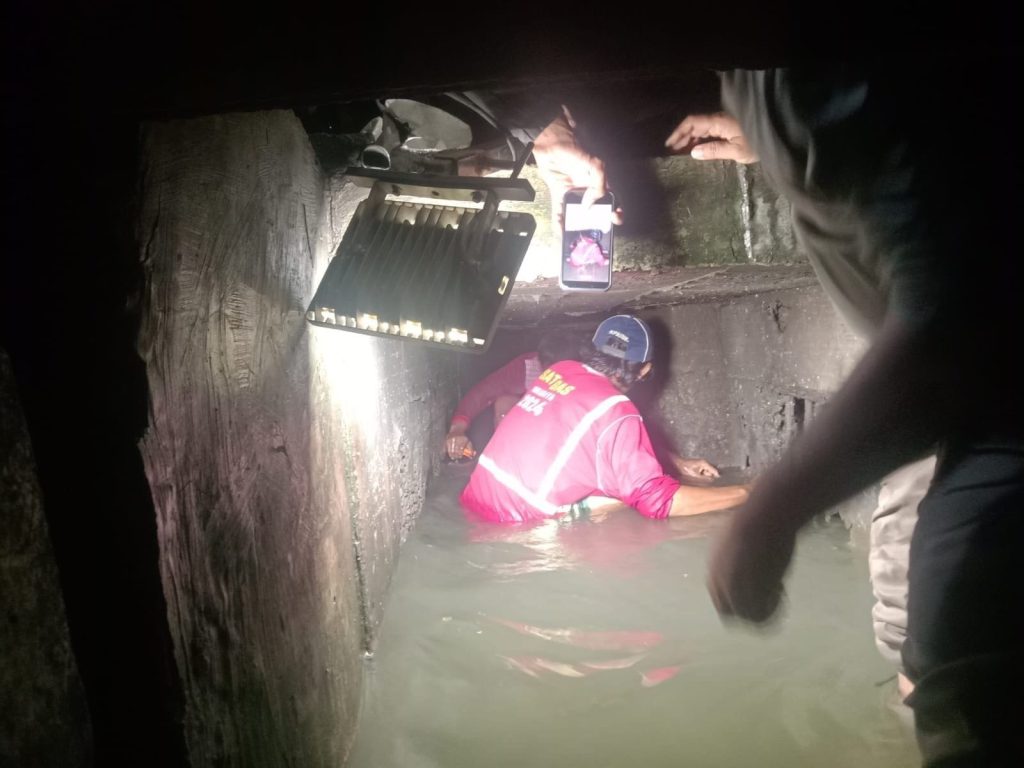 DSDABM Surabaya Bersihkan Crossing Kalianak Petugas membersihkan sampah di saluran Jalan Kalianak, Surabaya, Senin (16/2/2026). (Dok. Humas Pemkot Surabaya)