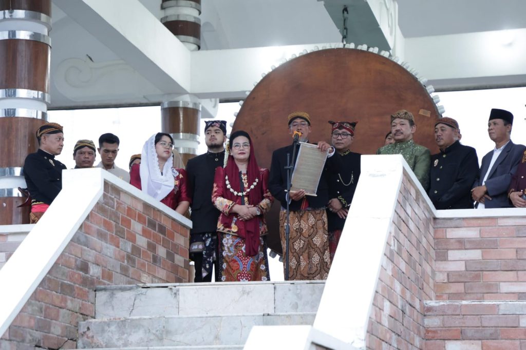 Suhuf dan Beduk Meriahkan Dugderan 2026 Sekda Jateng Sumarno dan walikota Semarang Agustina Wilujeng Pramestuti di acara Dugderan (Dok Disbudparekraf Prov Jateng)