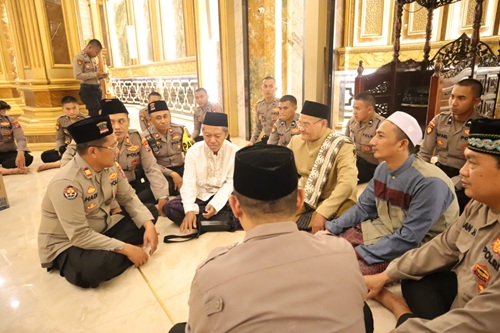 Polrestabes Surabaya Tarawih Keliling Giat Tarawih Keliling Polrestabes Surabaya, di Masjid Al-Islah, Jalan Kenjeran, Kelurahan Gading, Kecamatan Tambaksari, Jumat (19/2/2026). (Humas Polrestabes Surabaya)