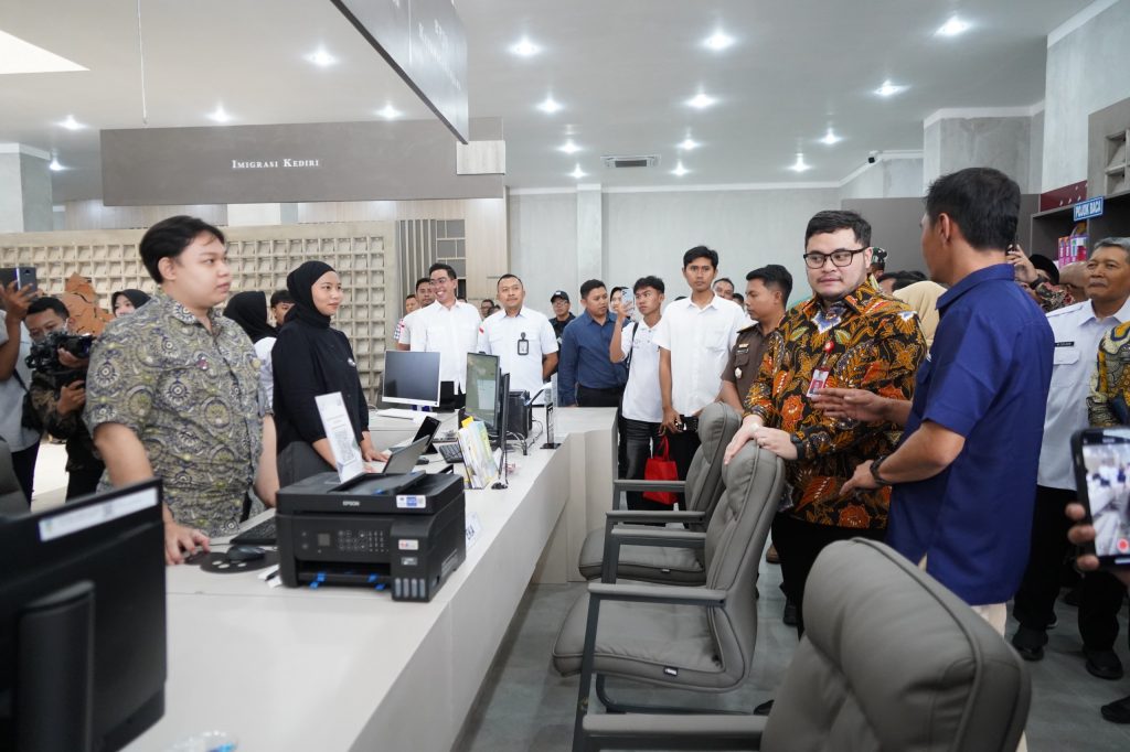 Awal Periode ke-2, Mas Dhito Berhasil Kuatkan Sektor Pelayanan Publik Bupati Kediri Hanindhito Himawan Pramana mengecek fasilitasi Mall Pelayanan Publik (MPP) (doc. Prokopim Kabupaten Kediri)