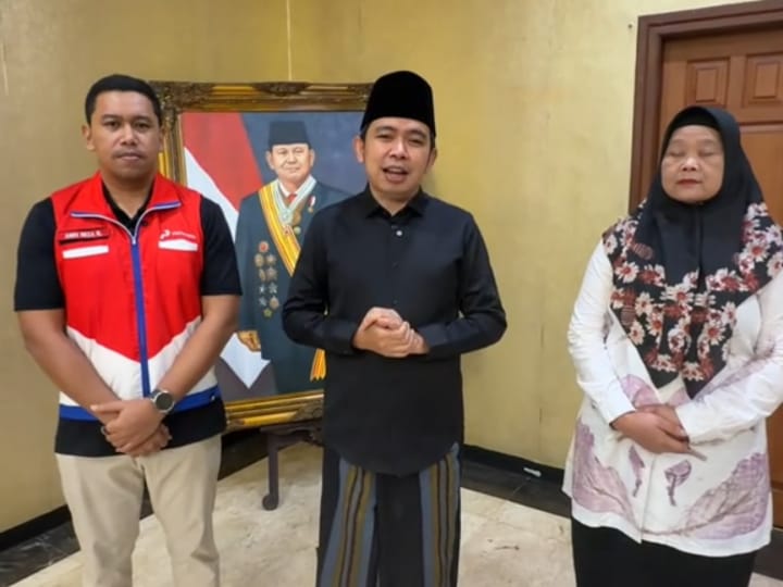 Bupati Fawait Pastikan Stok LPG 3Kg Jember Aman Bupati JEMBER Muhamad Fawait tengah bersama kadiskopumdag Jember Sartini.foto Edi Mulyono.