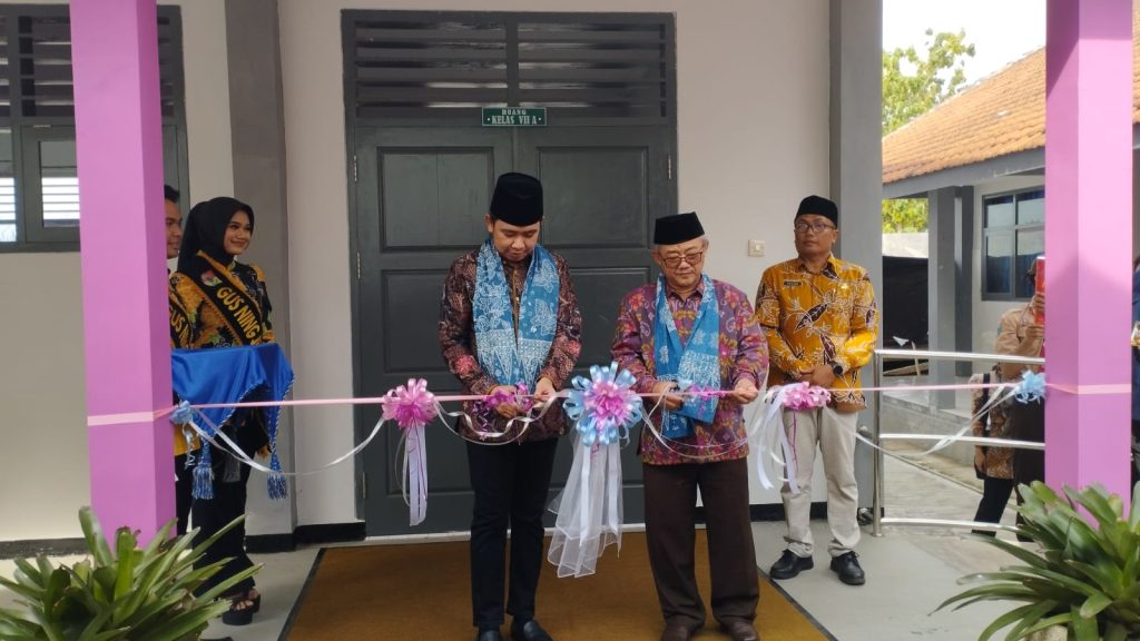 Medikdasmen Abdul Mu'ti bersama Bupati Jember, Gus Fawait saat meresmikan revitalisasi satuan pendidikan se-Kabupaten Jember yang dipusatkan di SMP Negeri 1 Balung, Sabtu (21/2/2026). (Edy/GOnews.id)