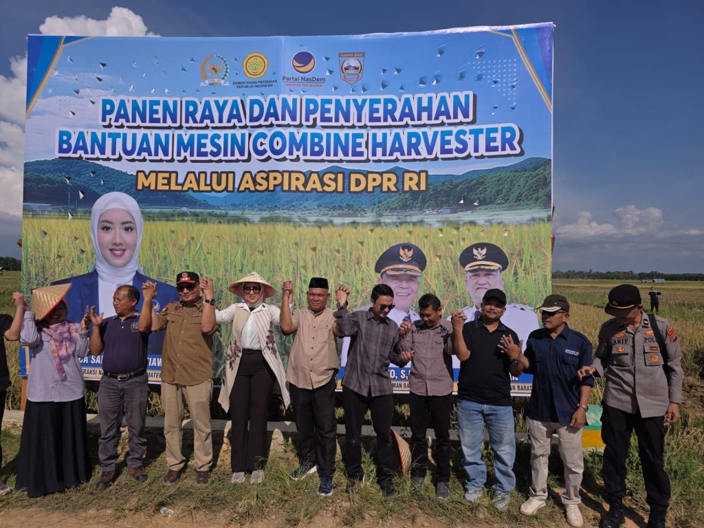Anggota DPR RI Cindy Monica Salsabila didampingi Sekda Pasbar Doddy San Ismail bersama jajaran OPD terkait dan kelompok tani menghadiri panen raya sekaligus penyerahan bantuan mesin combine harvester di Ranah Batahan, Sabtu (21/2/2026/Foto: Saipen/GOnews.id)