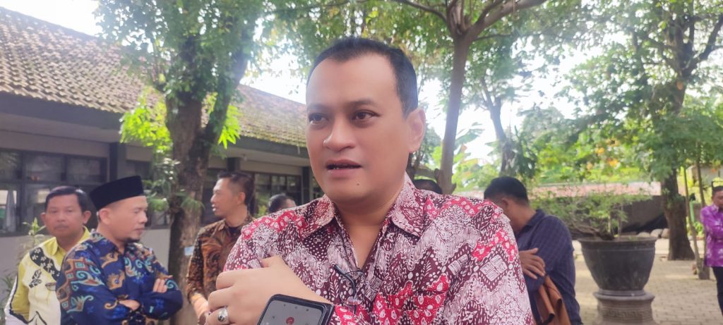 Watu Ulo–Papuma Dikelola Satu Pintu Kepala Disporabudpar Jember Boby Arisandi saat lakukan wawancara.