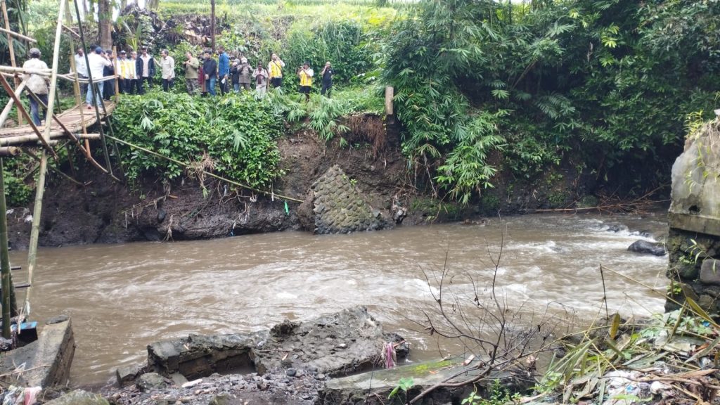 Mentri pekerjaan Umum RI, Dody Hanggodo saat tinjau Jembatan di desa Pakusari Yang Ambrol diterjang Banjir.foto Edi Mulyono