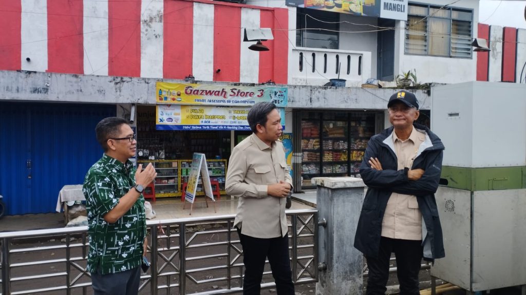Bupati Jember Muhamad Fawait saat Dampingi Mentri Pekerjaan Umum RI Dody Hanggodo tinjau kawasan Mangli