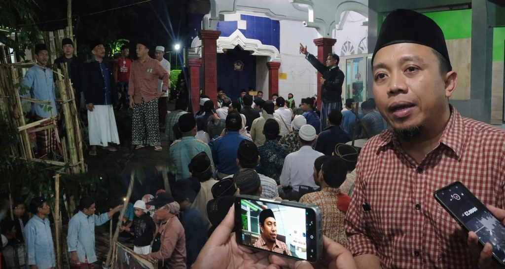 Suasana pembongkaran batas masjid dan musyawarah warga di Masjid Nurul Iman, Dusun Song Tengah, Desa Karanganyar, Kecamatan Tegalampel, Kabupaten Bondowoso, Minggu (22/2/2026) malam. Warga