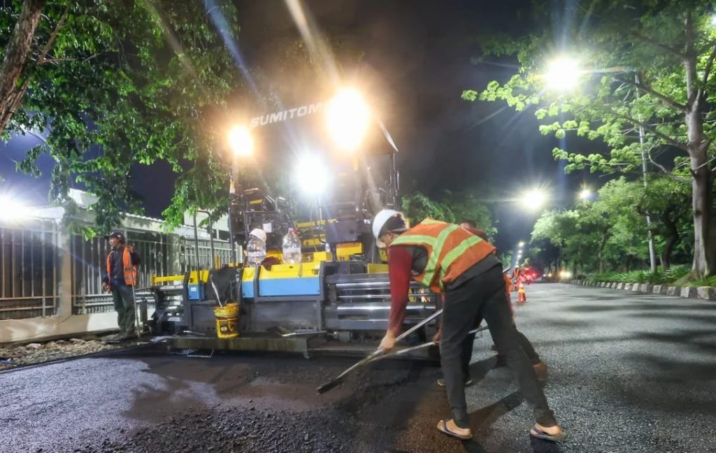 Pemkot Surabaya Genjot Tambal Jalan Berlubang Tim Satgas Khusus perbaikan jalan Pemkot Surabaya mengerjakan salah salah satu jalan berlubang di Surabaya. (Dok. Humas Pemkot Surabaya)