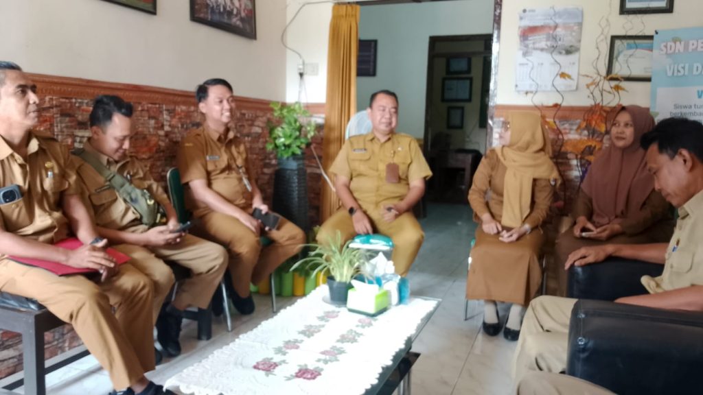 Kabag Hukum pemkab Jember Ervan Setiawan dan rombongan bersama kepala sekolah dan guru SDN Pecoro 02.Foto Edi Mulyono