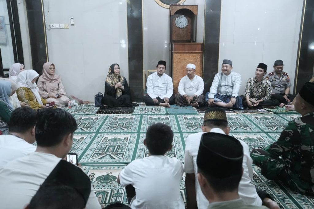 Wali Kota Mojokerto Ika Puspitasari memulai rangkaian Safari Ramadan dengan menunaikan salat Isya dan Tarawih berjamaah bersama warga di Musala Nur Hidayah, Lingkungan Kedungsari, Kelurahan Gunung Gedangan, Senin (23/2/2026).