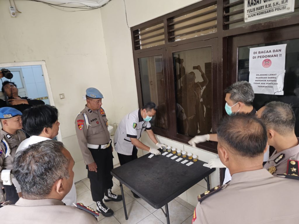 Polres Madiun Tes Urine 34 PJU dan Kapolsek Polres Madiun menggelar tes urine secara mendadak terhadap 34 personel yang terdiri dari Pejabat Utama (PJU) dan Kapolsek jajaran, Senin (23/2)