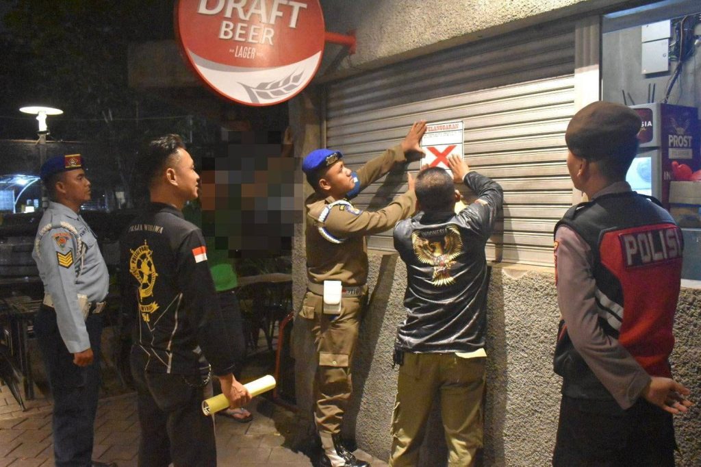 Dua Restoran Surabaya Ditindak Saat Ramadan Satpol PP Kota Surabaya melakukan tindakan terhadap RHU yang melanggar ketentuan Pemkot Surbaya, Senin (23/2/2026). (Dok. Humas Pemkot Surabaya)
