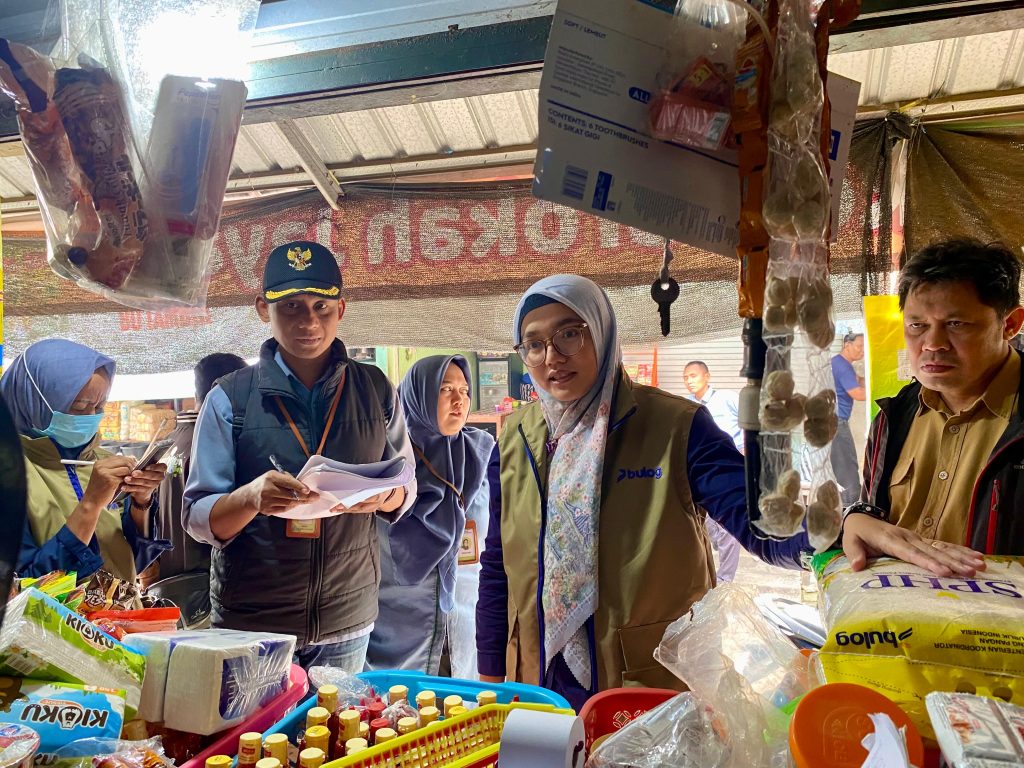 Wakil Perum BULOG Kantor Cabang Kediri Hestiana Peni Utami saat memantau harga beras SPHP dan MinyakKita di pasar Joyoboyo Kota Kediri