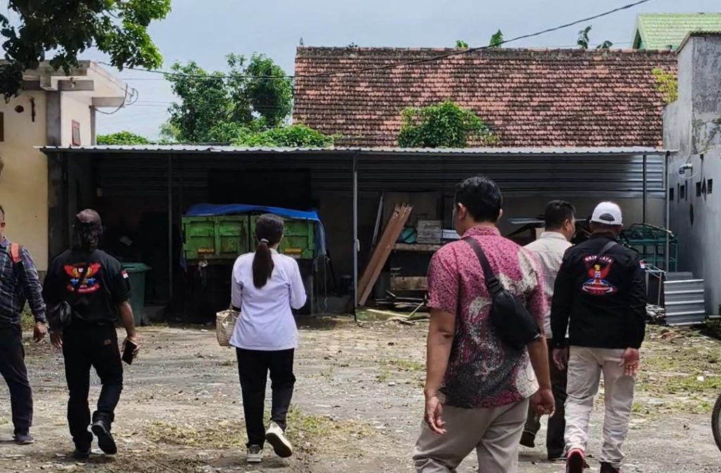 S Aura Syifa Diduga Cemari Lingkungan, Dinkes dan DLH Kediri Siapkan Tim Turun Lapangan Sejumlah Warga dan Didampingi ormas Grib Jaya Melihat Lokasi Penampungan Limbah Milik RS Aura Syifa