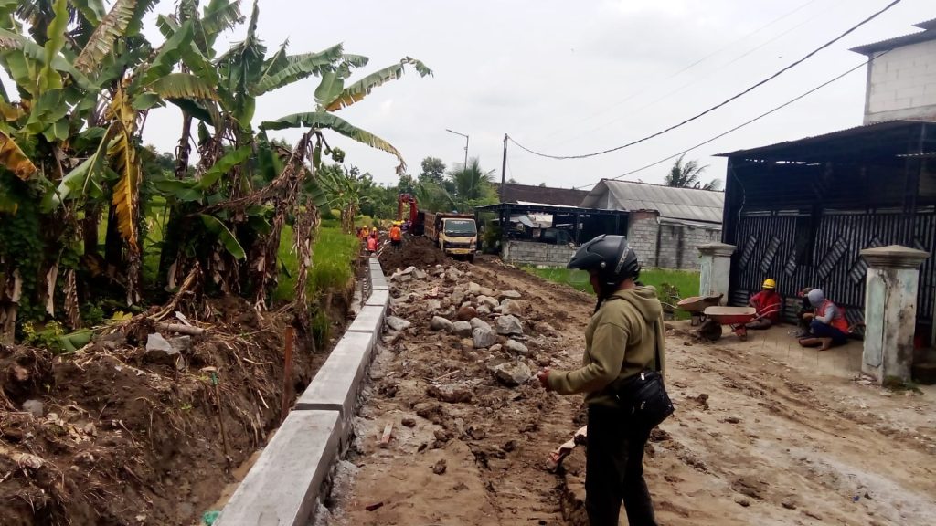 Jalan Parengan–Lakardowo Ditingkatkan 2026 Pemkab Mojokerto tingkatkan Jalan Parengan–Lakardowo senilai Rp4,6 miliar guna dorong ekonomi warga Jetis pada 2026.