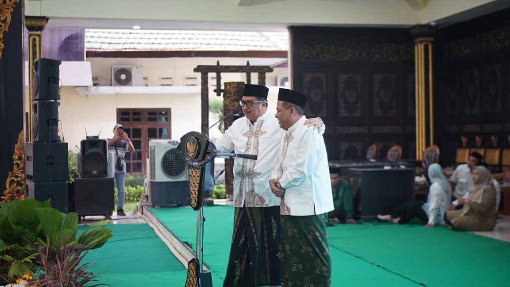 Bupati Jombang, Warsubi bersama Wakil Bupati Salmanudin saat menggelar doa bersama dan tasyakuran sederhana satu tahun kepemimpinan di Pendopo Kabupaten Jombang, Jumat (20/2/2026) (dok. Diskominfo Jombang)