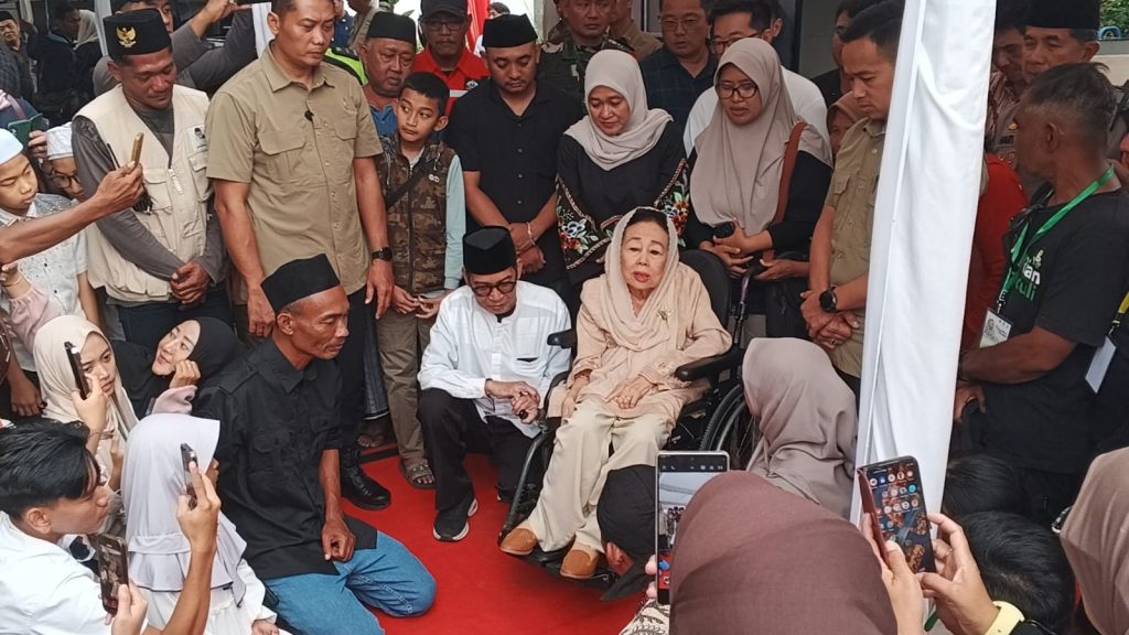 kunjungan penuh empati Sinta Nuriyah Wahid ke Rumah Lansia Ibu dan Anak Gusdurian Mojokutho, Kecamatan Pare, Kabupaten Kediri, Jawa Timur, Minggu sore (1/3/2026).