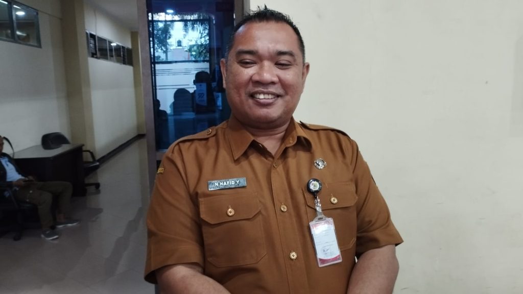 Kepala bagian kesejahteraan rakyat Pemkab Jember Nurul Hafid Yasin saat dikonfirmasi di gedung DPRD Jember. Foto Edi Mulyono