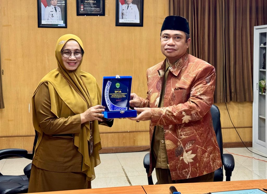 Kepala DPPKB, Achmad Junaidi B saat diterima oleh Pelaksana Tugas (Plt) Kepala DP3A Kaltim (Wahyudi/GOnews.id)