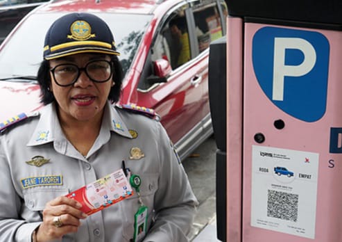 Voucher Parkir Suroboyo Siap Mudahkan PJP Petugas Dishub menunjukan Voucher Parkir Suroboyo (Dok. Humas Pemkot Surabaya)