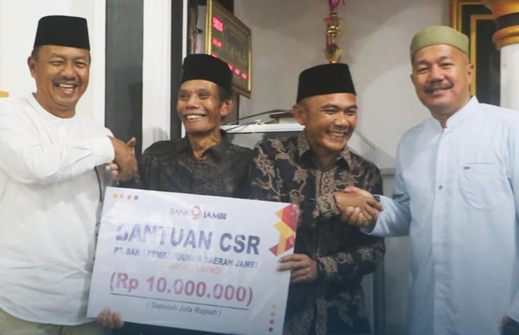 Keterangan Foto: Bupati Kerinci Monadi, S.Sos., M.Si didampingi Wakil Bupati H. Murison, S.Pd., S.Sos., M.Si menyerahkan santunan kepada masyarakat kurang mampu serta bantuan CSR Bank Jambi untuk Masjid Nurul Ikhlas saat Safari Ramadhan 1447 H di Desa Pematang Lingkung, Kecamatan Batang Merangin, Selasa (3/3/2026).