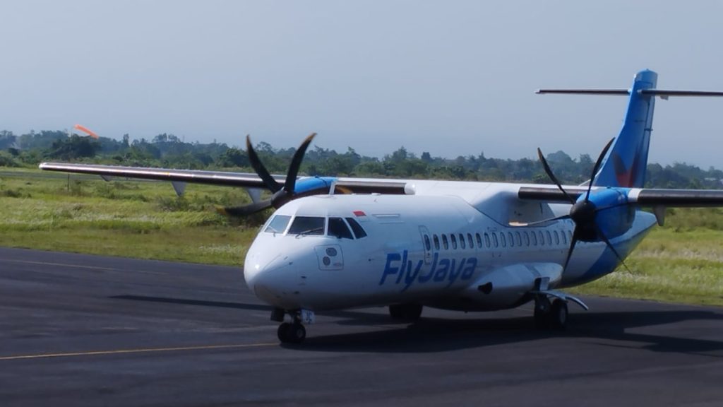 Pesawat fly Jaya saat landing di bandara hadinotonegoro Jember.foto Edi Mulyono