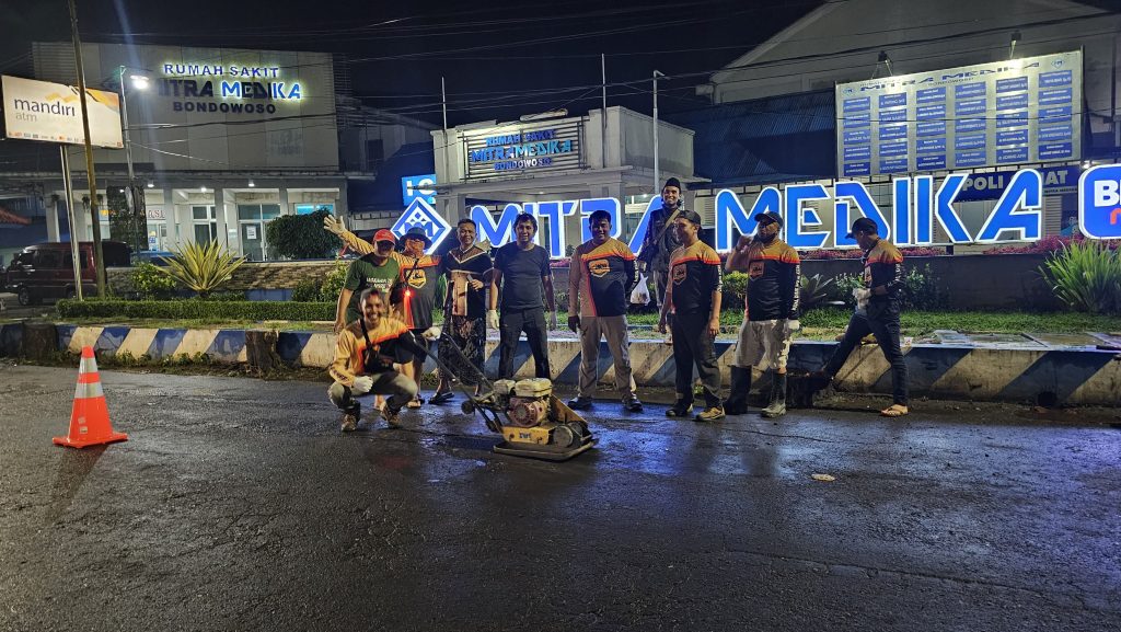 Aksi Nyata di Tengah Malam: Komunitas Makelar Akhirat Tambal Jalan Rusak di Depan RS Mitra Medika Bondowoso