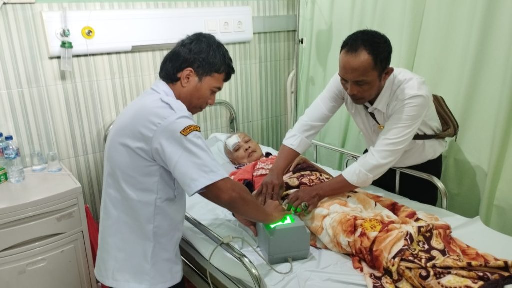 Petugas perekaman e ktp Saat lakukan perekaman di RSD Dr Soebandi Jember.Foto Edi Mulyono