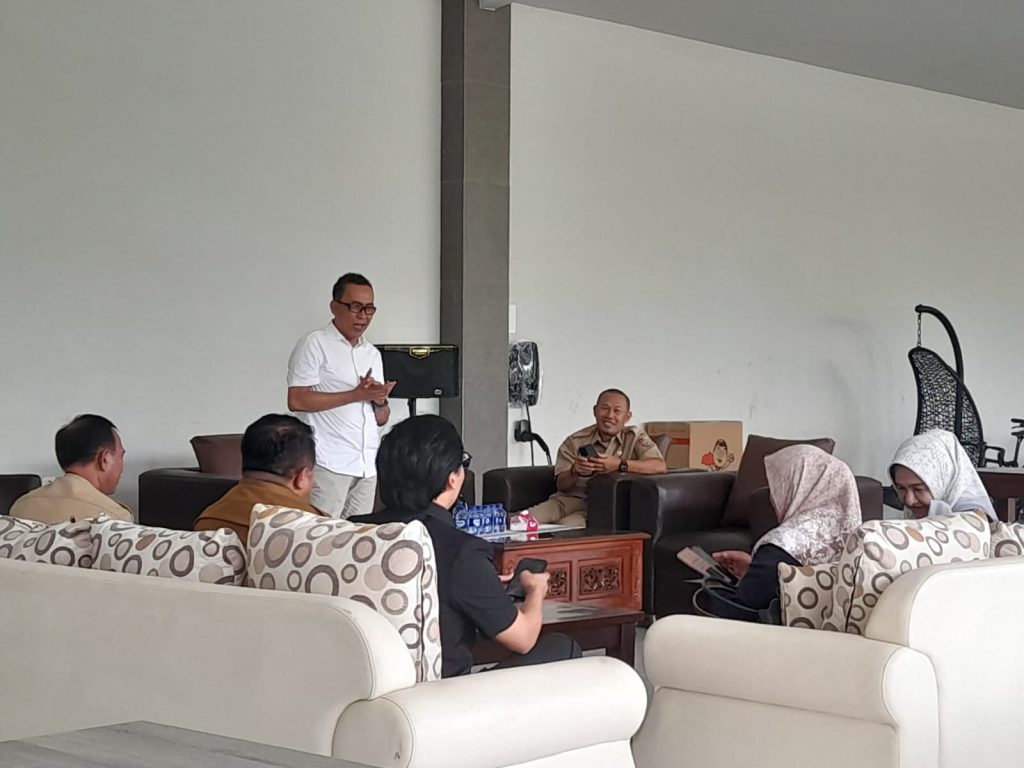 Dinas tenaga kerja bersama Komisi D DPRD Jember saat sidak di CV Lida Jaya.Foto Edi Mulyono