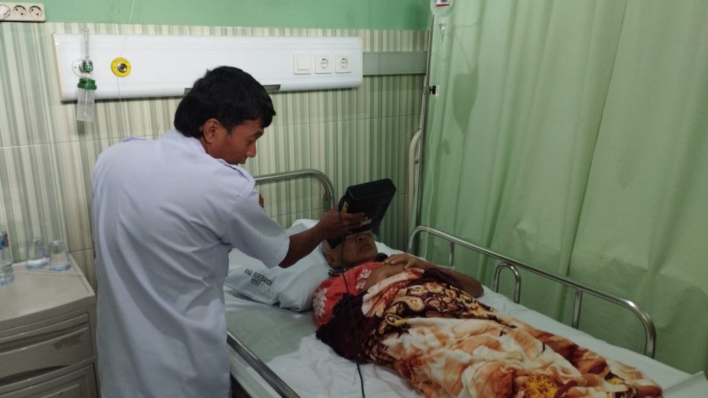 Petugas Dispendukcapil Kabupaten Jember saat perekaman retina mata di RSD dr Soebandi. Foto Efi Mulyono