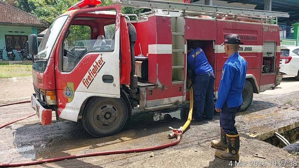 Petugas gabungan saat salurkan bantuan air bersih kepada Masyarakat terdampak banjir.Foto istimewa