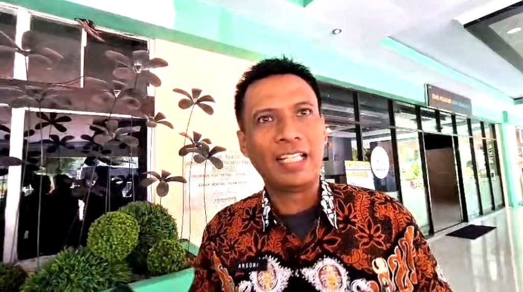 Kepala (BSBK) Ansori saat dikonfirmasi, serta penampakan jalan diberbagai daerah kabupaten Bondowoso, Kamis (5/3/2026) (Doni/GOnews.id)
