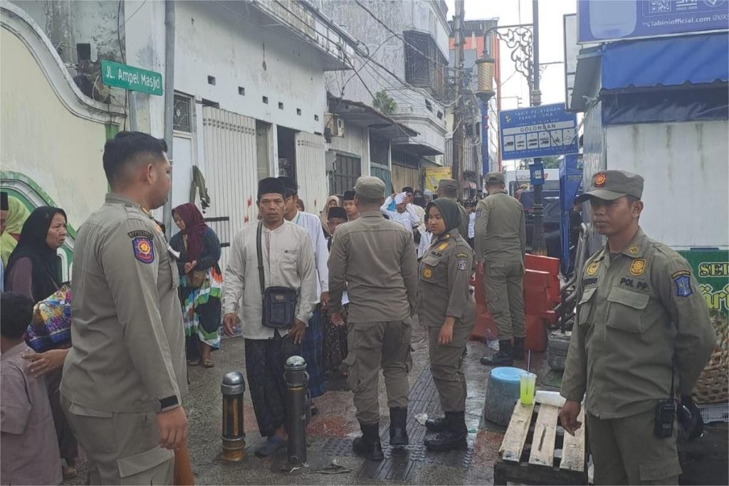 Petugas Satpol PP Surabaya melakukan penjagaan ketentraman dan ketertiban umum (Trantibum) di kawasan Wisata Religi Sunan Ampel, Selasa (4/3/2026). (Dok. Humas Pemkot Surabaya)