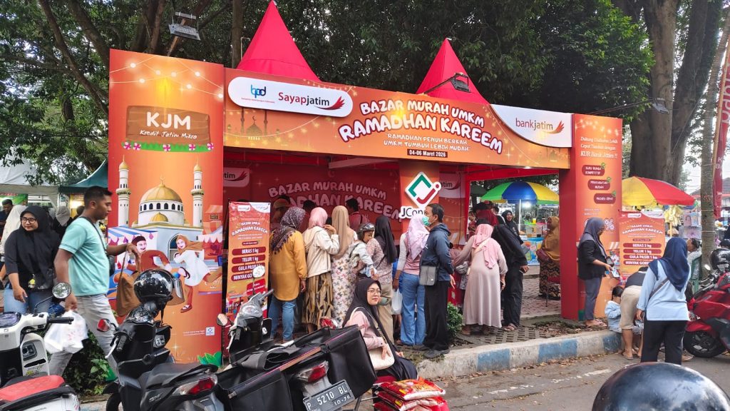 Bazar murah bank jatim dialun- alun raden Bagus asra kabupaten bondowoso.