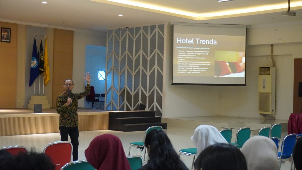 Aries Luhur Haryono, Marketing & Communications Manager Aston Inn Jemursari Surabaya, saat menjadi arasumber utama Hospitality Talks yang diselenggarakan Fakultas Bahasa dan Seni UNESA (Foto: Markom Aston Inn Jemursari)