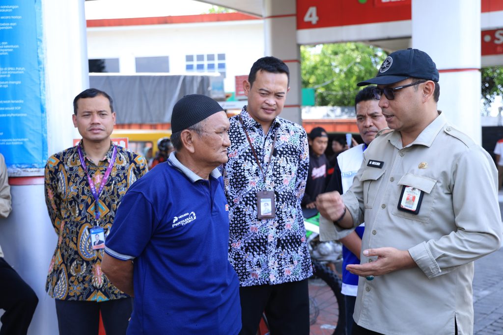 Pemkab Jember Pastikan Pasokan BBM Aman Pj sekertaris daerah Jember Ahmad Helmi Luqman saat lakukan pemantauan di SPBU. Foto Diskominfo